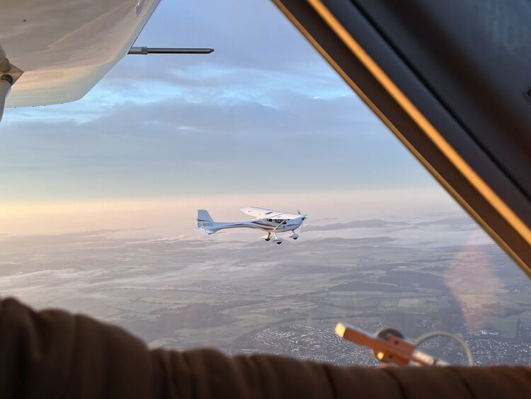 Remos GX in der Luft Sonnenaufgangsfliegen